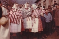 Záber z natáčania fašiangov, mladé dievky majú na sebe prehodené červeno-biele ručne tkané plachty