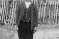 Ján Gajdoš od Šándorov, fotené pred Mašírovcami (bývalá pošta). Fotka z roku približne 1920., muž má na sebe sviatočný kroj
