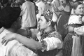 Klčovnica, natáčanie gajdošských fašiangov z roku 1969, v popredí vydatá žena Štefánia Beňová, starý sviatočný kroj a šutavý čepiec, napravo Zdenka Ďuriačová za slobodna
