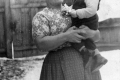 Helena Ďuriačová od Andelov z Modoša s dieťaťom. Pracovný kroj s rohovým čipkovým čepcom, blúzka a sukňa. Fotka zo 40-tych rokov