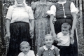 Susedy Bugárové s deťmi.  Blúzka, sukňa, čierna zástera boli ešte pôvodné. Novšie oblečenie nosili mladé dievčatá – šaty. Pokrývka hlavy čepiec a ručník svedčia o tom, že ženy boli už vydaté
