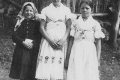 Hedviga Ďatková – Vojaková so sestrou. Kroj na bežné nosenie, rukávce, lajblík, farebné sukne a biele zástery